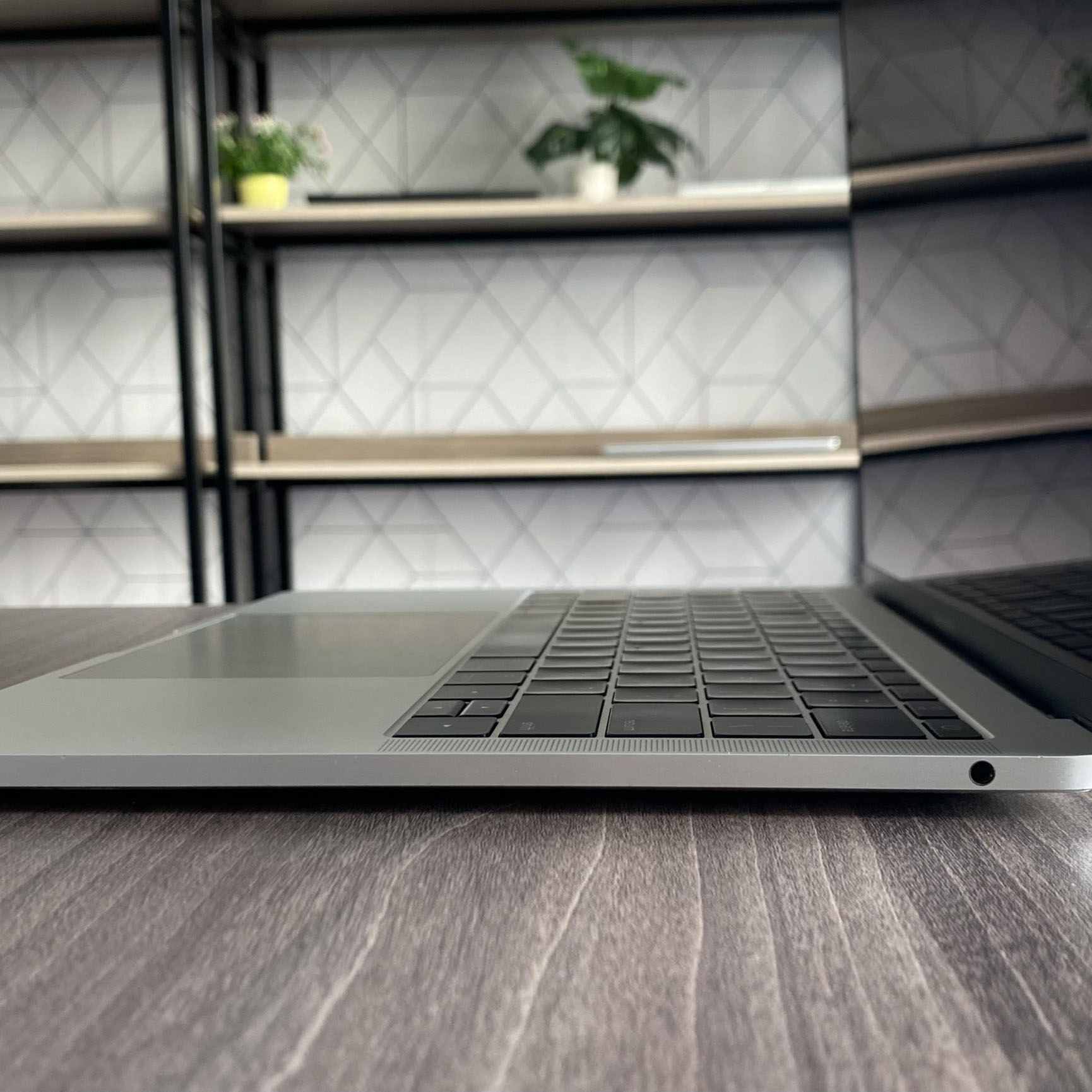 MacBook Pro (13-inch, 2017, Two Thunderbolt 3 ports) Core i5