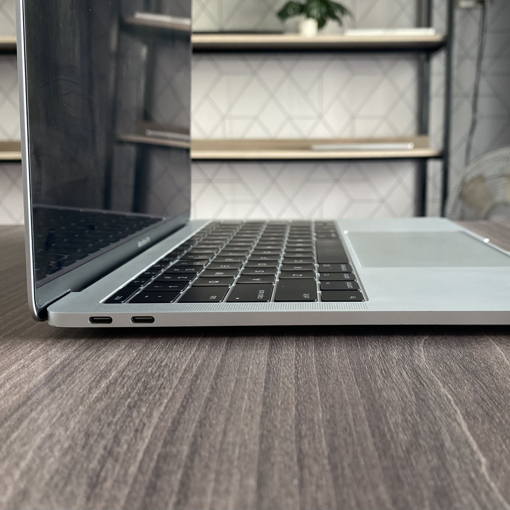 MacBook Pro (13-inch, 2017, Two Thunderbolt 3 ports) Core i5