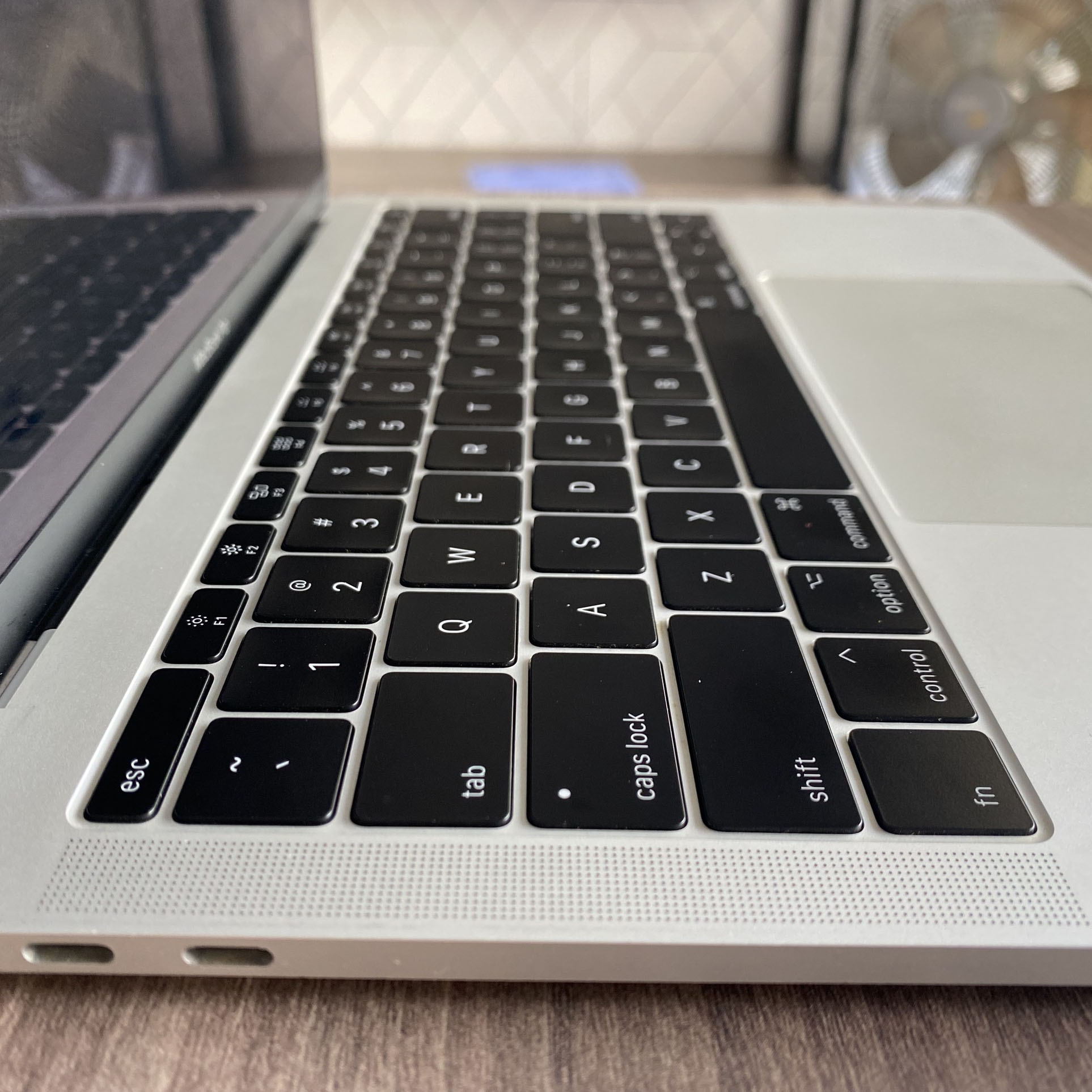 MacBook Pro (13-inch, 2017, Two Thunderbolt 3 ports) Core i5