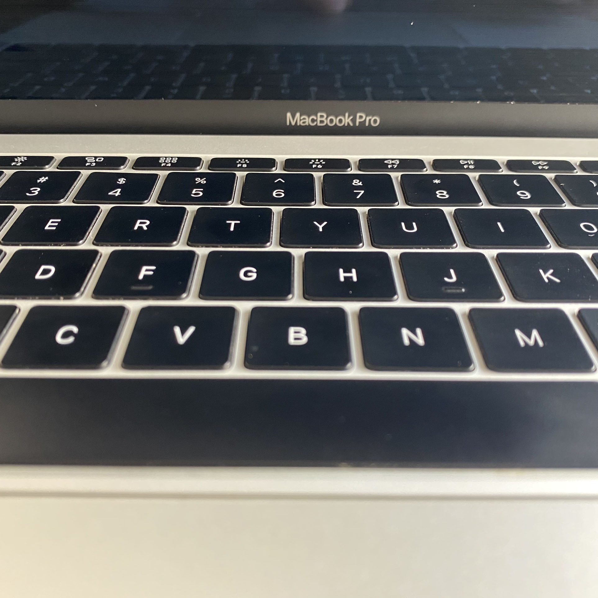 MacBook Pro (13-inch, 2017, Two Thunderbolt 3 ports) Core i5