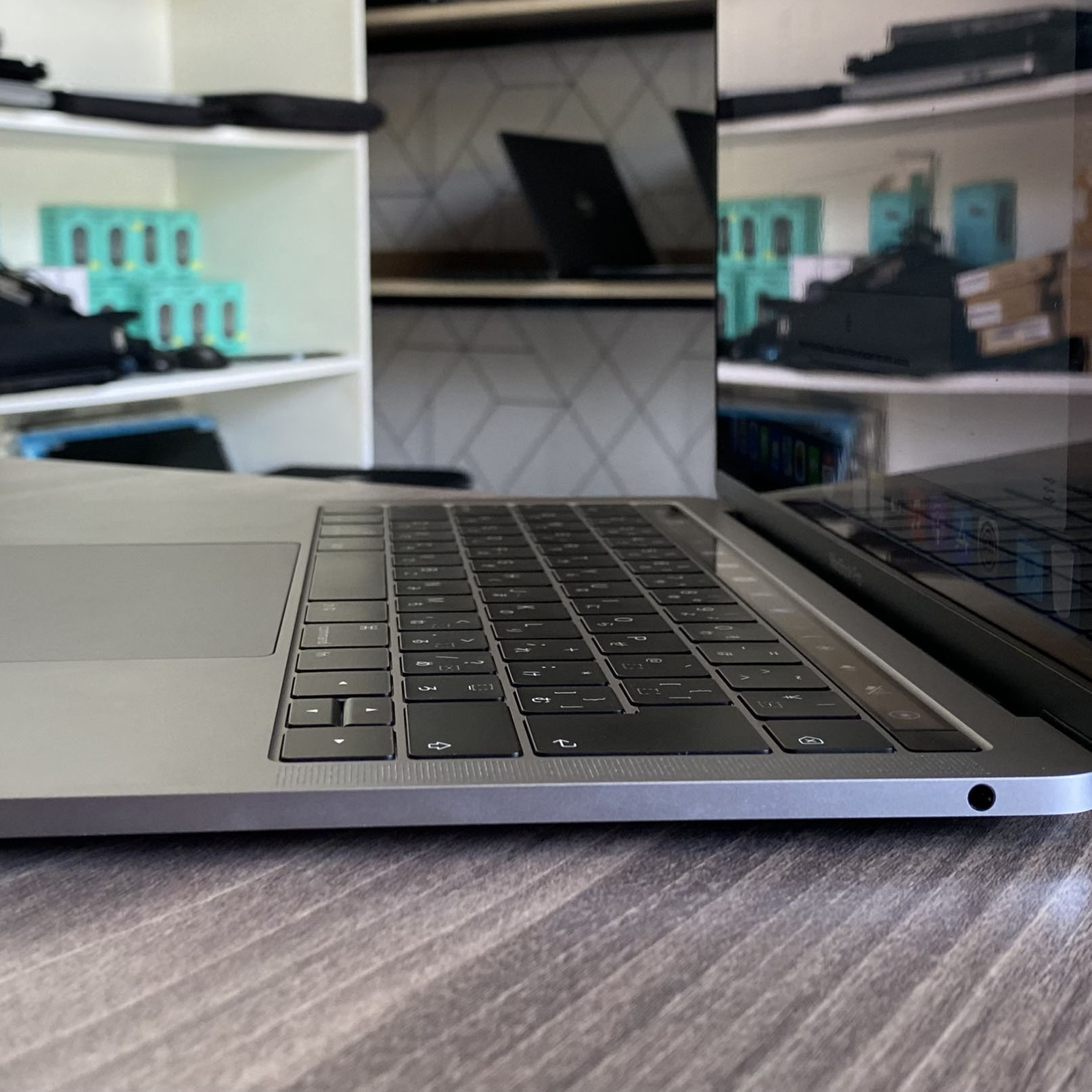 MacBook Pro (13-inch, 2019, Two Thunderbolt 3 ports) Core i5