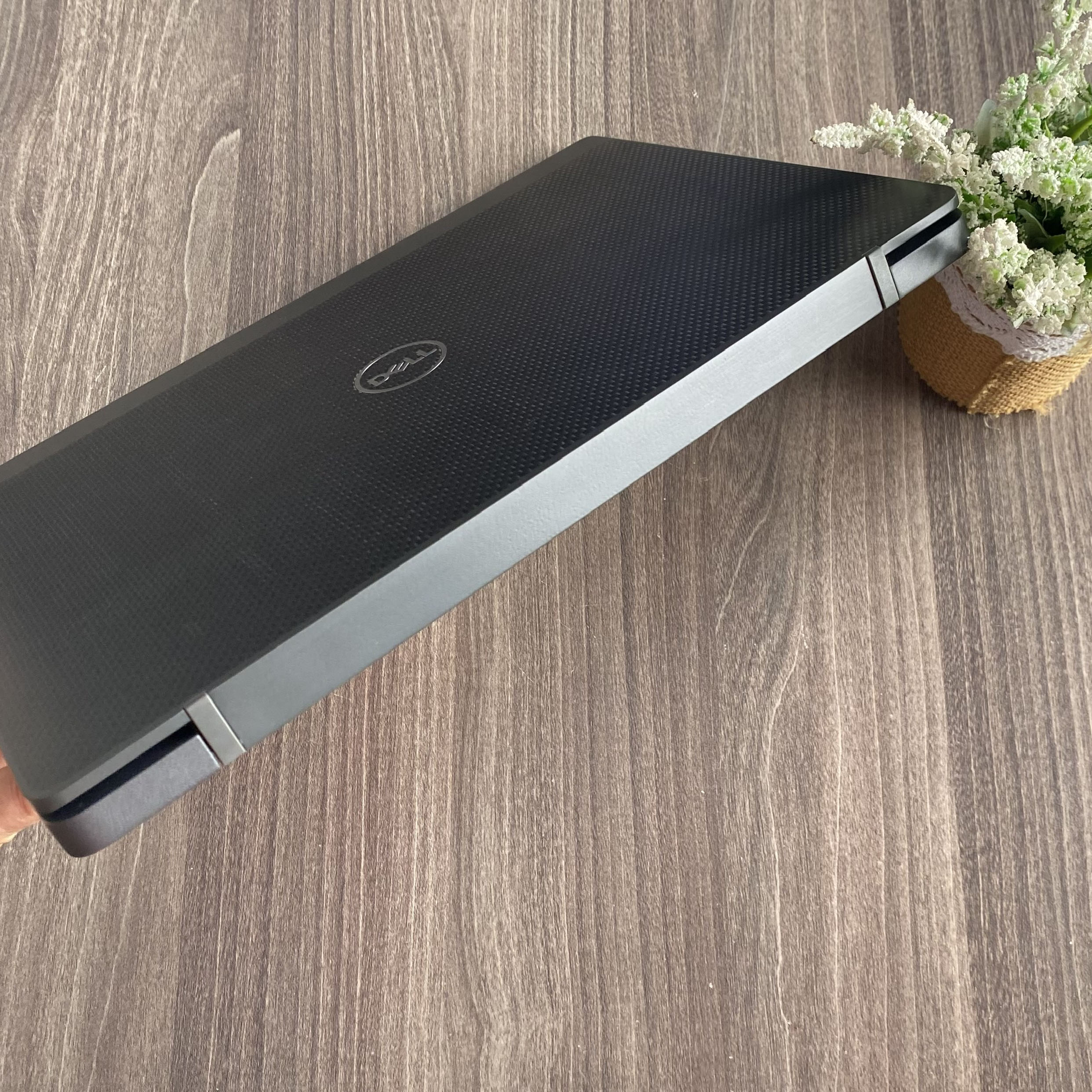 Dell Latitude 7300 Vân Carbon