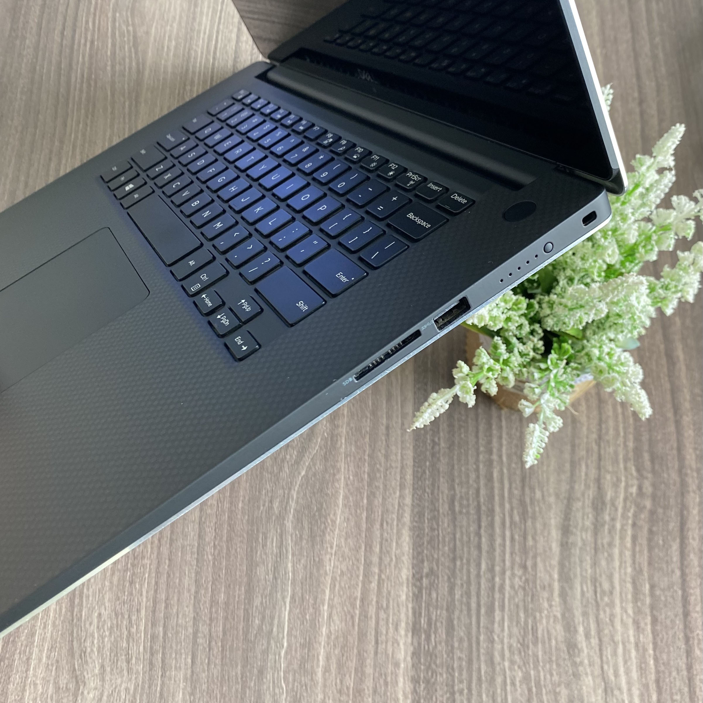 Dell XPS 15 9570 Đồ Họa Mỏng Nhẹ
